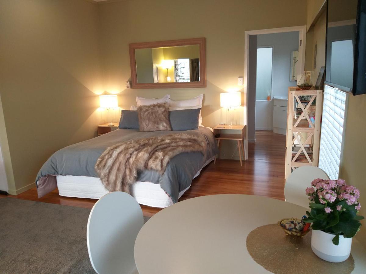 Charlies@Hilltop Deluxe Retreat Bed & Breakfast Taupo Exterior photo
