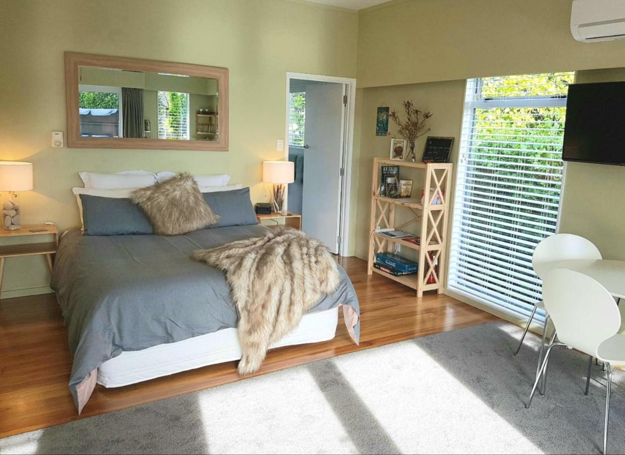 Charlies@Hilltop Deluxe Retreat Bed & Breakfast Taupo Exterior photo
